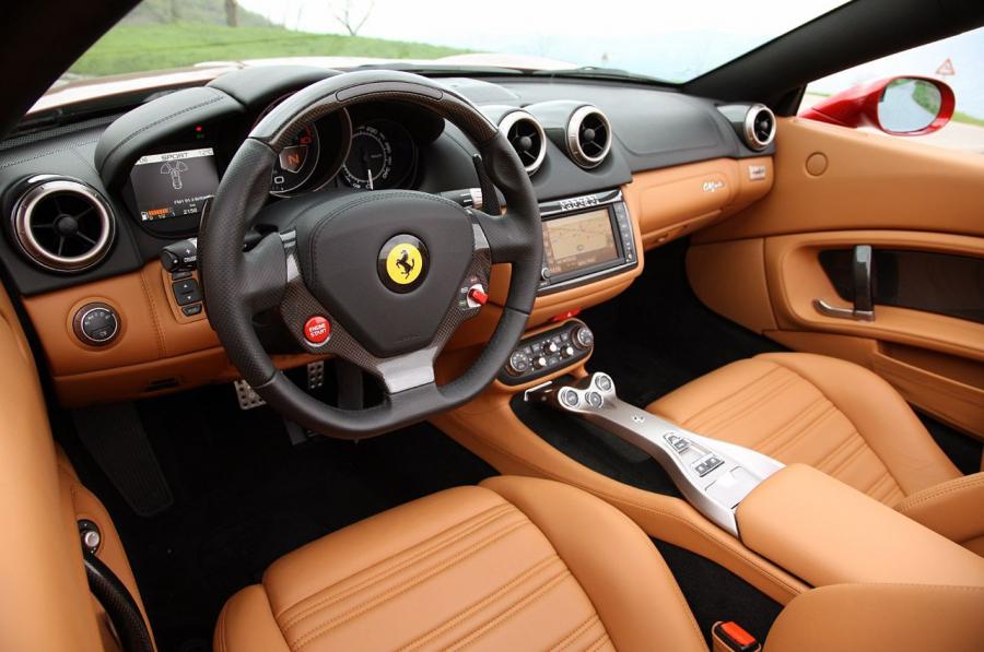 Интерьер Ferrari California 30 2012 года  (фото 16 из 58)